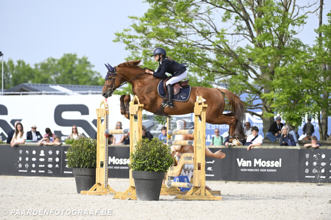 Robin Vermeir en Julie Van Hollebeke springen op het podium