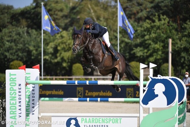 Charlotte Philippe naast het GP-podium…