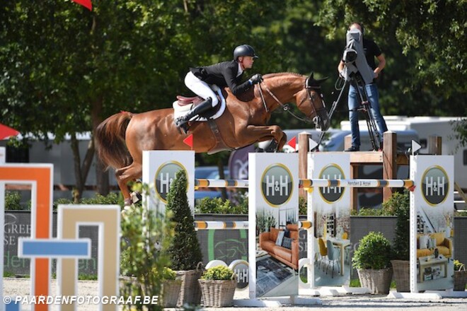 Guery strand naast het podium in de CSI2* GP