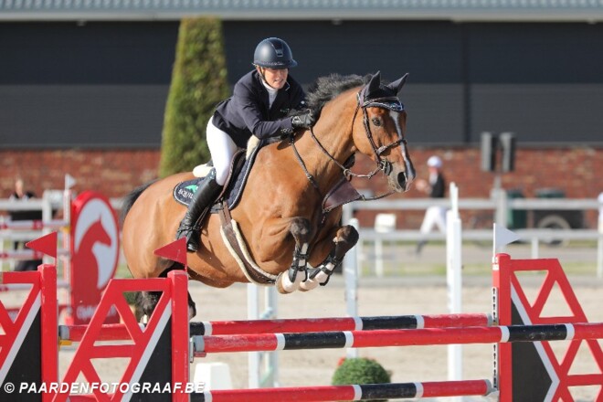 Laura Renwick klopt Annelies Vorsselmans!