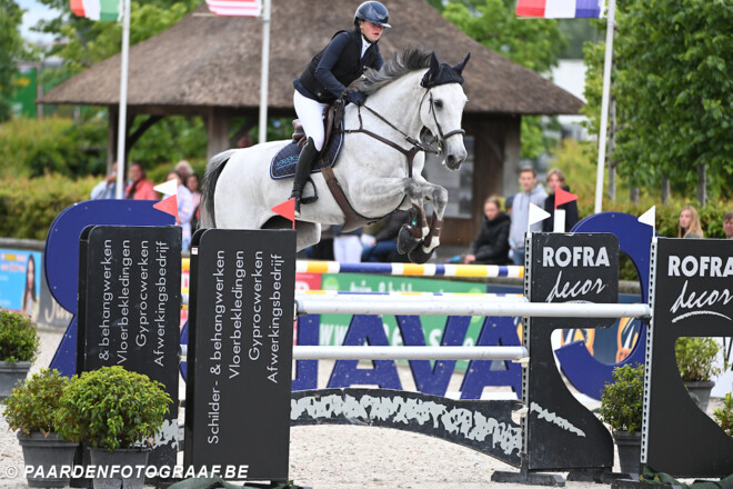 Estee Bomeré snelt naar winst in het Sentower Park!