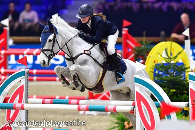 Amber Frederick wint pony proef