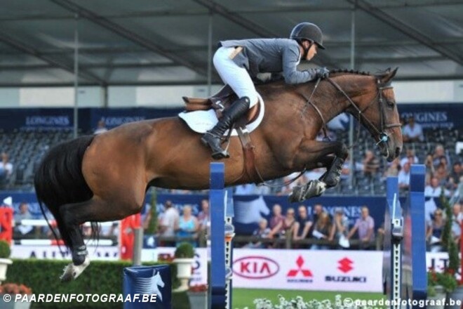 Farrington wint WEF Cup VI met Blue Angel
