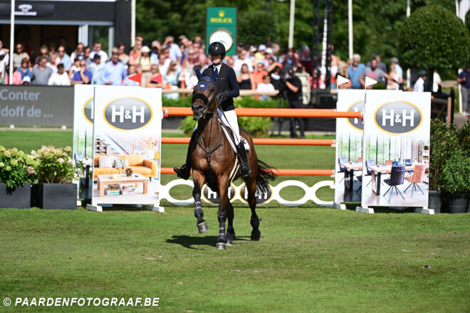 Zoe Conter schittert in hoofdrubriek van St. Tropez!