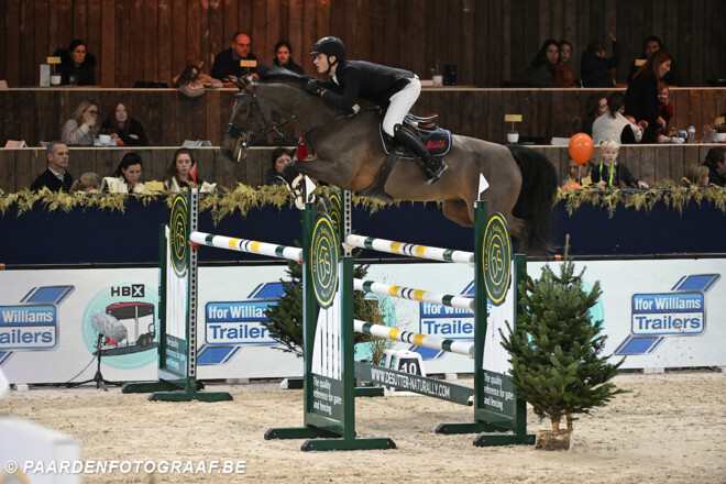 Rik Nauta spurt naar overwinning in het Azelhof